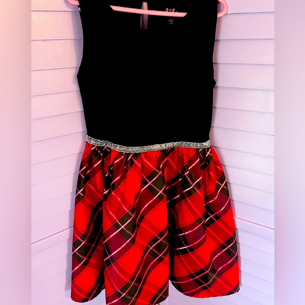 Big girl’s classic holiday dress , size 7/8.  Perfect for holidays